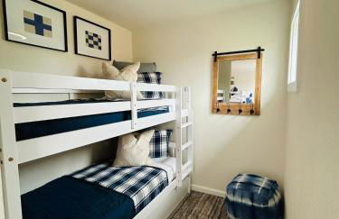 Stunning Lake House with a Pool and Hot Tub - Photo 11