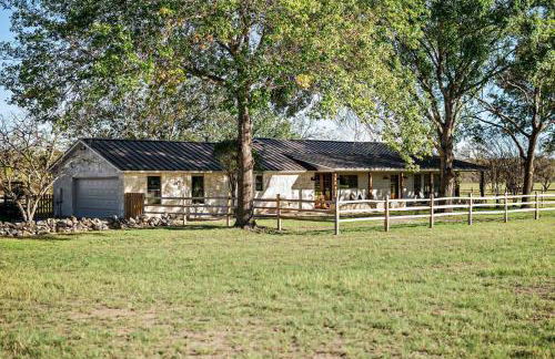 Relaxing Hill Country Home with Outdoor Fire Pit - Photo 35