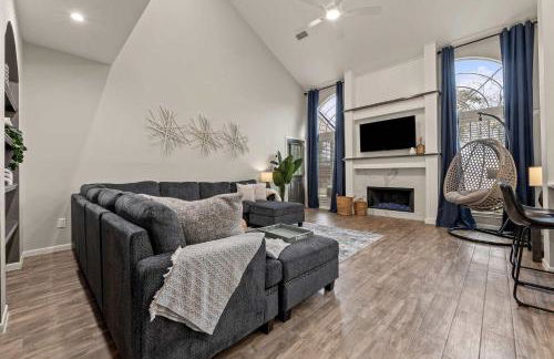 Gorgeous 6BR 3 5 Bth Home with Pool and Game Room - Photo 9