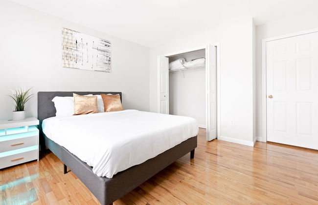 Modern Luxury Home w GameRoom & Parking - Foto 7