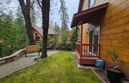 Knotty Pine Cabin with Artisan Stone Patio - Walk to Bass Lake - Foto 38