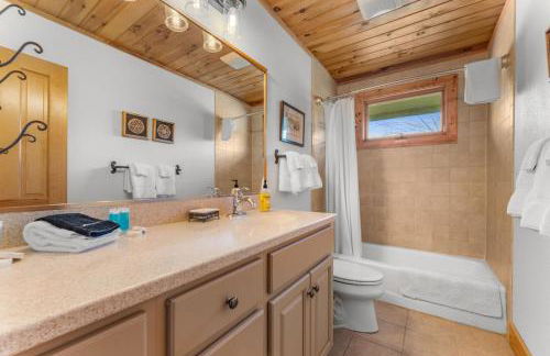 Lodge with Grill, Fireplace and Club Access - Foto 33