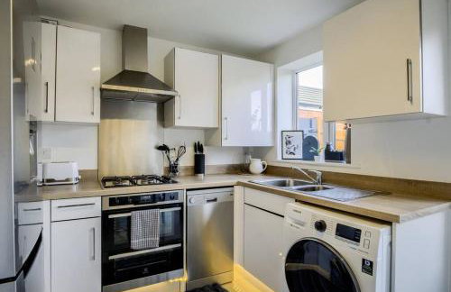 3 BedRoom house, Sleeps 6 with Full Kitchen, Garden and Free Parking - FREE Wi-Fi near Milton Keynes Bowl - Foto 31