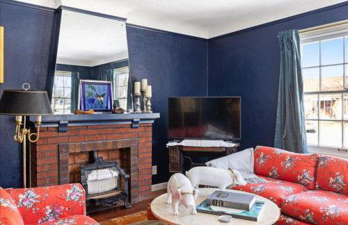 Bright & Cozy 2BR | Near Downtown, MSU & Hospitals - Foto 28