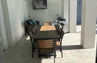 Cheerful 7 Bdrm Home with Private Pool One Block from Beach - Foto 38