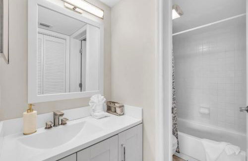 Second Floor With Lake and Fountain View - Photo 25