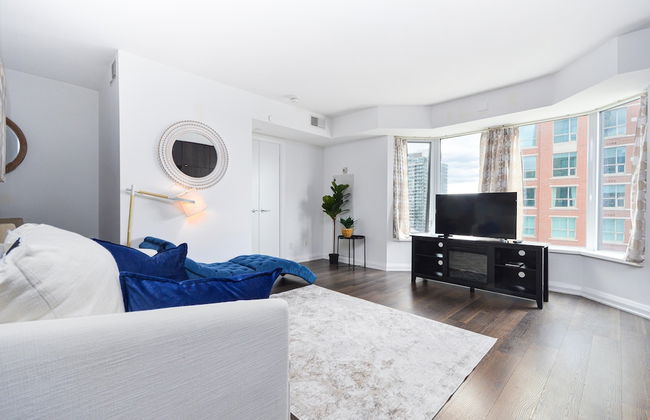 Yorkville Modern 1 Bedroom Suite Toronto - Photo 15