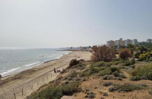 A modern villa with a large solari - Photo 20