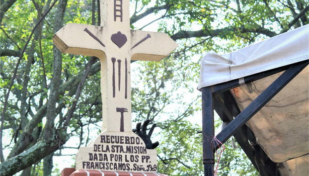 Free tour por el barrio de Chapinero - Foto 5, Cruz que conmemora una misión franciscana