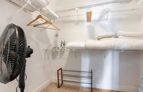 Renovated 3BR Dog Friendly Pond View W/D - Foto 58