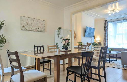 Bright 4BR Home Near Anfield & Free Parking - Foto 16