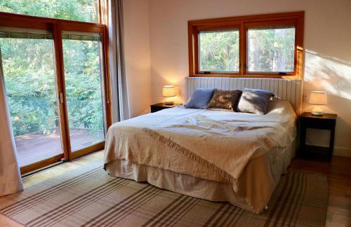 Lux, designer 8-acre retreat with private creek - Foto 33