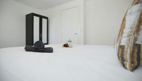 Gregor Place Modern four Bedroom House in Calne with Private Parking, perfect for teams or families staying in the area, Long stays welcome - Foto 3