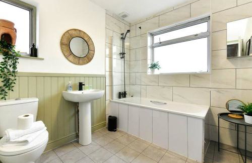 Stylish 3 Bed Home with Parking! - Photo 19