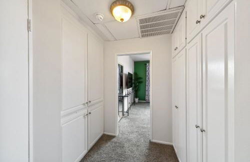 Beverly Hills Glamour Oasis 2 BR Apt with Parking 304 - Photo 16