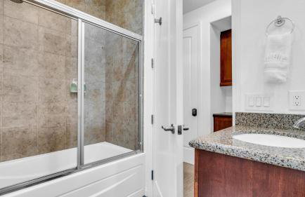LV204 Airy Upstairs 2 Bedroom w Private Balcony - Foto 19