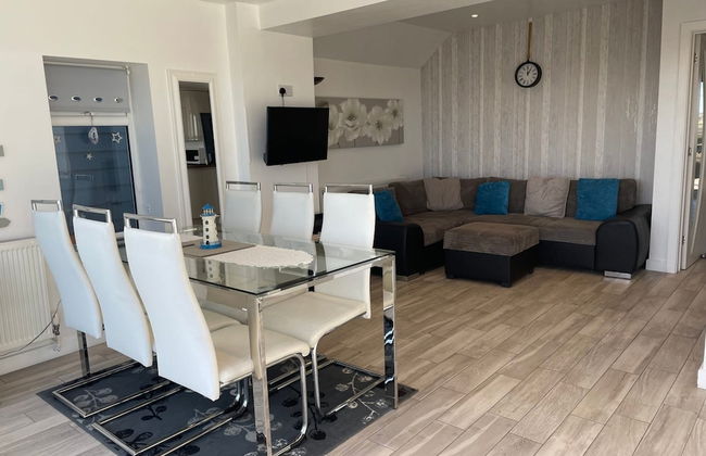 Contemporary Beachfront Bungalow With Direct Access to the Sea - Foto 17