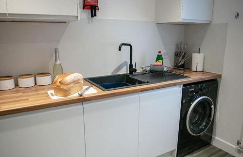 4-Bed, Sleeps 6, contractors welcome! - Foto 18