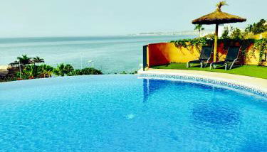 SUNNY HOUSE AT THE BEACH infinity pool shared - Foto 3