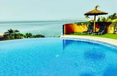 SUNNY HOUSE AT THE BEACH infinity pool shared - Foto 3