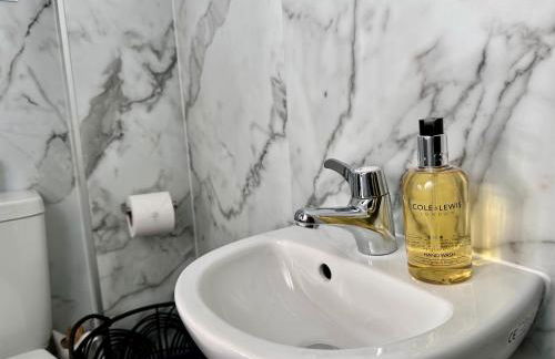 New studio apartment - minutes walk to Cathedral - Foto 18