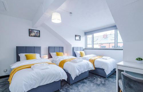 Spacious 5 bedroom house near Leeds City Centre sleeps 12 suits contractors with free parking - Foto 40