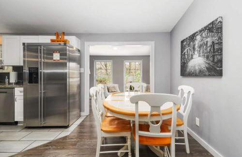 Sunlit Renovated Home, BBQ, Porch & Trails Nearby - Photo 4