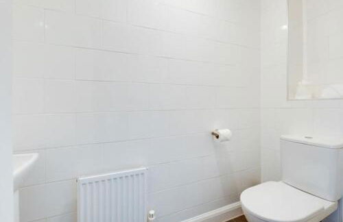 City Centre 3 Bedroom House Sleep upto 9 Guests with Garden and Parking - Foto 78