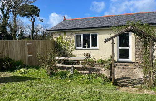 Honeycomb Cottage - a quiet, charming, cosy retreat in the countryside only 2 miles from one of Cornwall's best beaches - Photo 3