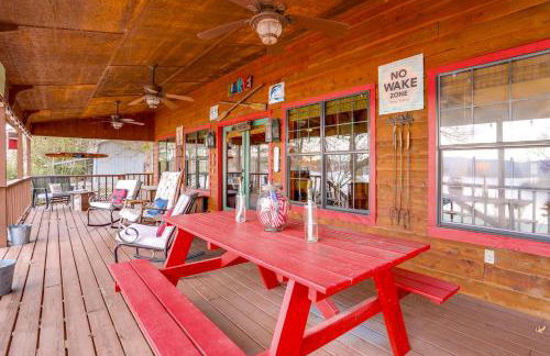 Deck and Fire Pit Waterfront Cabin in Greers Ferry! - Foto 18