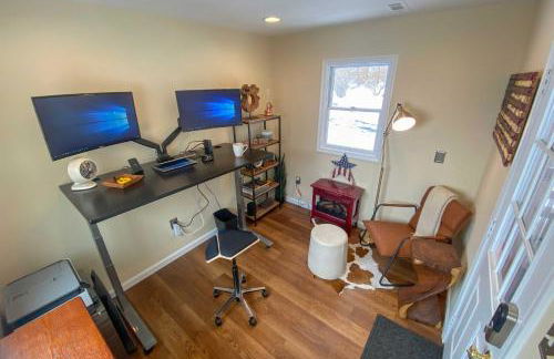 Modern Mountain Retreat with Deck and Hot Tub! - Foto 21