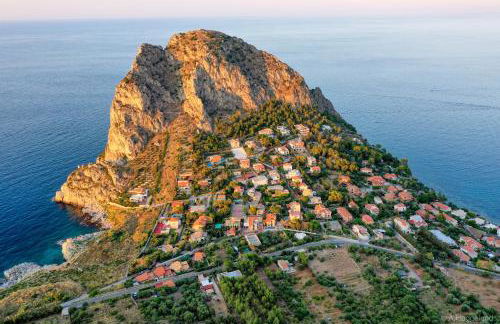 Villa del Golfo Urio with swimming pool shared by the two apartments it is essential to have a car - Foto 4