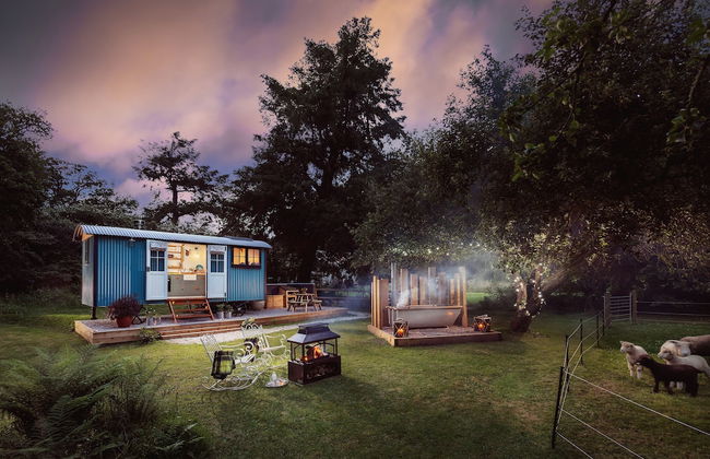 The Wriggly Tin & Baa Spa at Tregoose Old Mill - Foto 1