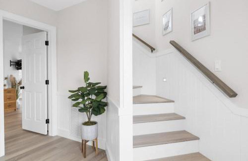 Elegant Updated Oceanfront Home with Pool & Hot Tub - Photo 18