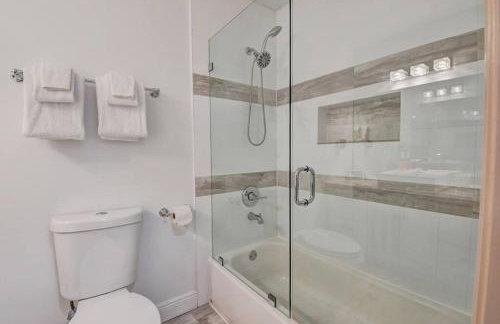 5 BR Mansion with Pool and non-heated Jacuzzi Games in Boynton Beach - Photo 3