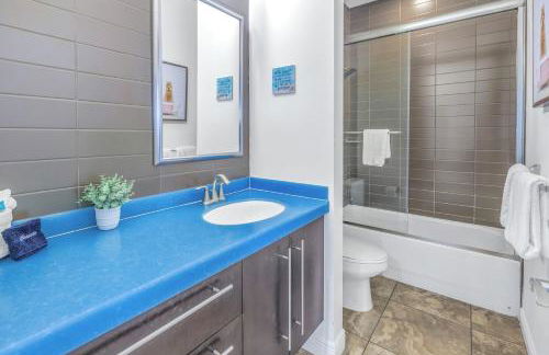 New! Remodeled, Pool-Side, 1-min to Beach Path! - Foto 50