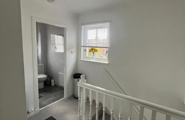 Ayr Refurbished May 2024 3 Bedroom 140m2 Detached House With Private Gardens - Photo 17