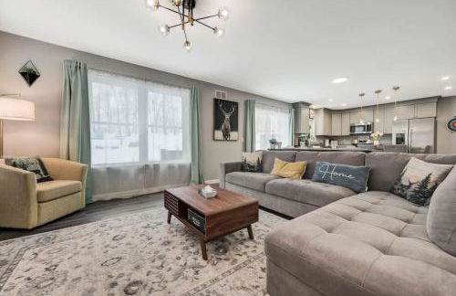 Modern 5BR, Kid-Friendly Home In Poconos with Pool Table - Foto 29