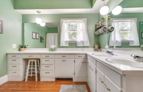 Lakeside Litchfield Home with Patio and Gas Grill! - Foto 17