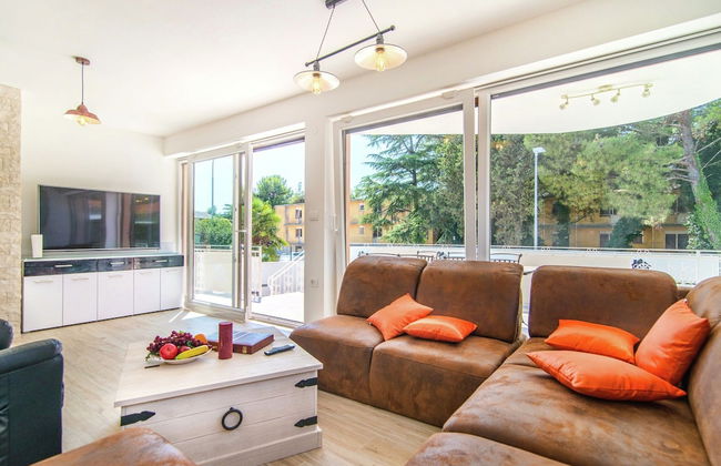 Modern Villa with Private Pool & Hot Tub near Center & Beach - Photo 6