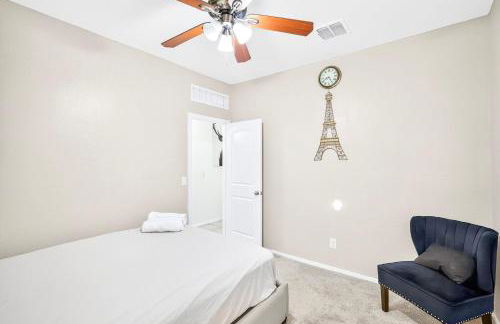 Tropical Desert Oasis Phoenix 5BR 3Bath with Outdoor Tiki Bar & BBQ - Photo 21