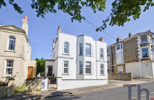 2 Bedroom Basement Apartment in Georgian Townhouse - Photo 1