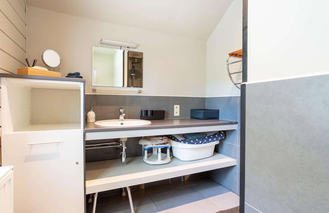 Beautiful, Luxury Home with Sauna, Hot Tub, Private Bathrooms - Photo 22