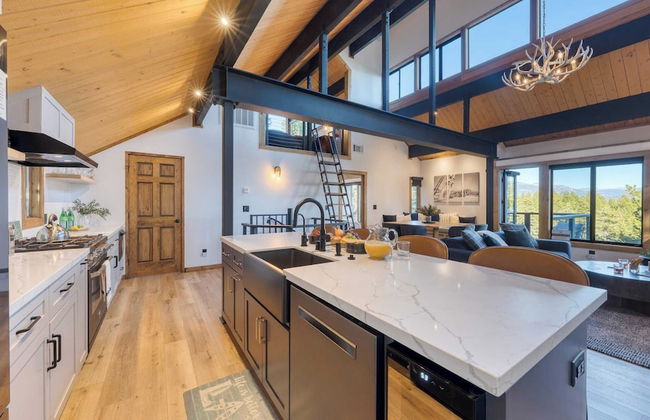 Lake View, Firepit, Game Room Remodeled Lake Tahoe Luxury Cabin by Avantstay - Foto 62