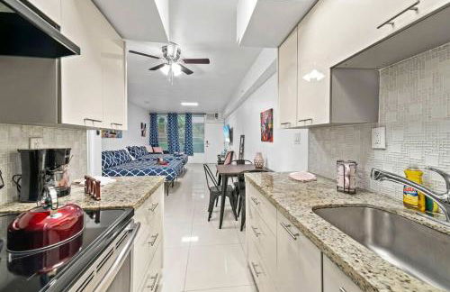 Escape 2 Beach, Ocean Dr Deco Apt with 2 Queen beds - Foto 11