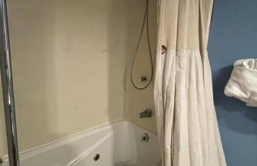 Forest view, log-sided two bedroom, two bath condo on Lake Ouachita, condo - Foto 24