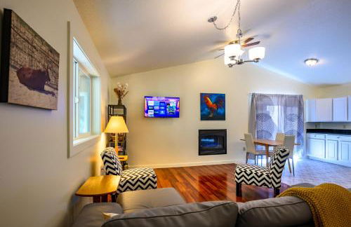 Blue House - private 2 bed, 2 bath home with garage - Photo 3