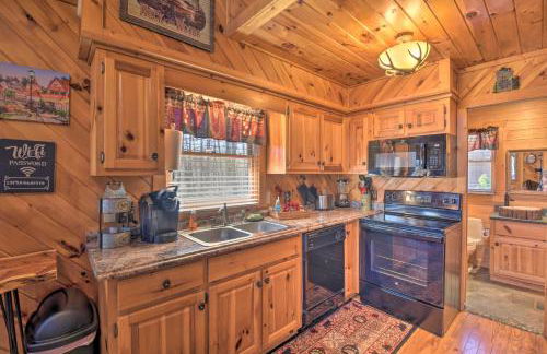 Helen Cabin with Deck and Hot Tub Less Than half Mi to Main St - Foto 9