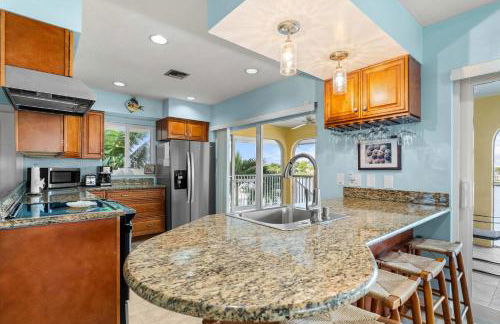 Sunset Harbor Waterfront Villa with Dock Cabana Club - Foto 34