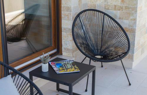 Luxury Poolside Villa - Photo 29